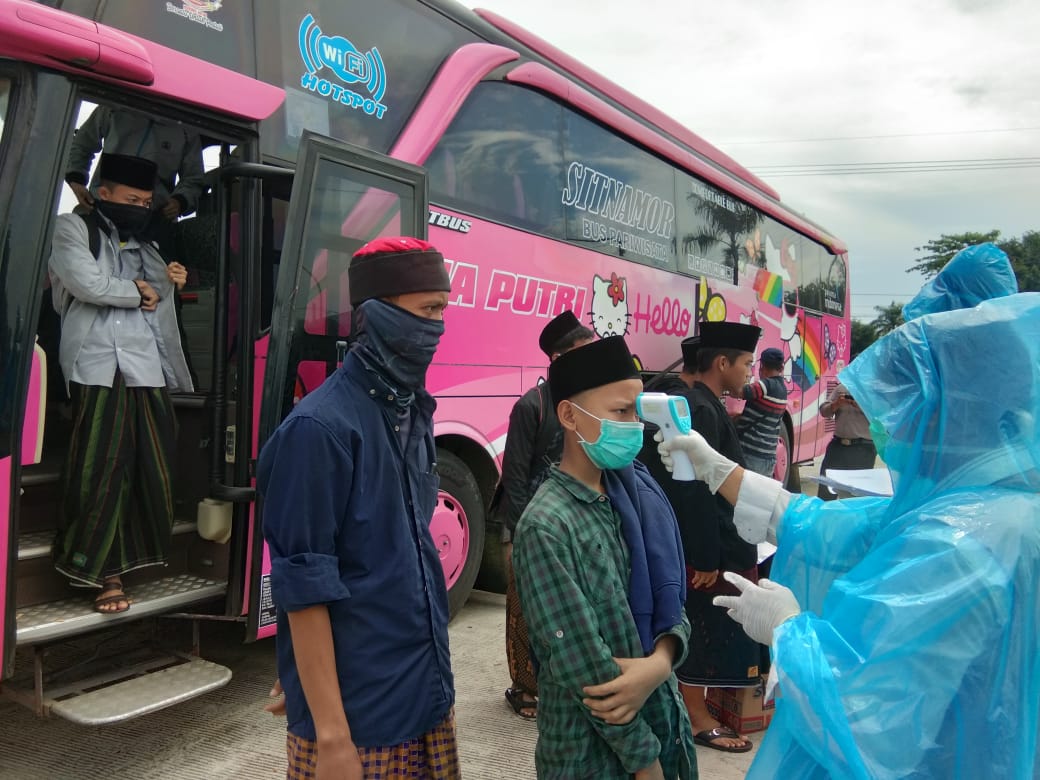 Rombongan Santri dari Kediri Tiba di Cirebon, Puskesmas Plumbon Cek Kesehatan