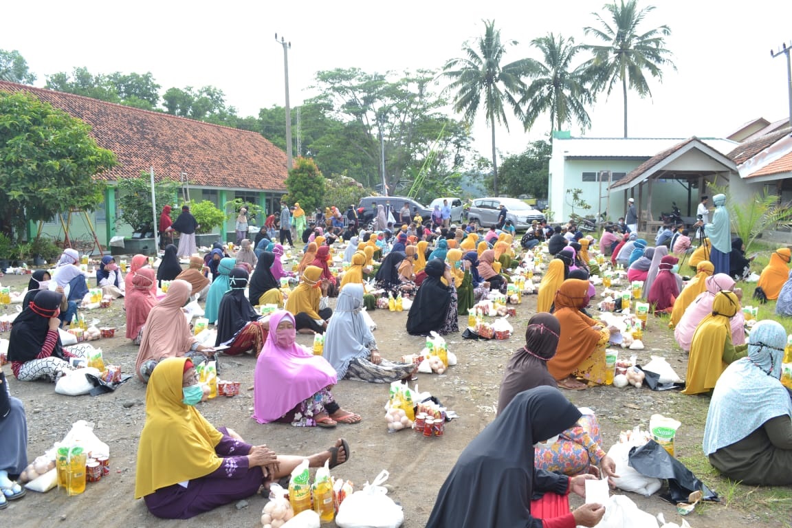 Lagi,  Pontren Al Madani Cikalong Bagi Sembako