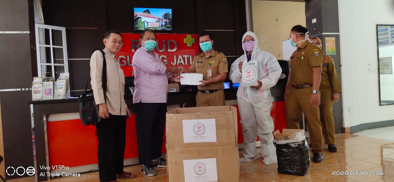 IAI Serahkan 100 Baju Hazmat untuk RSD Gunung Jati