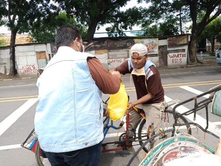 Alumni Al Azhar Tebar Sembako