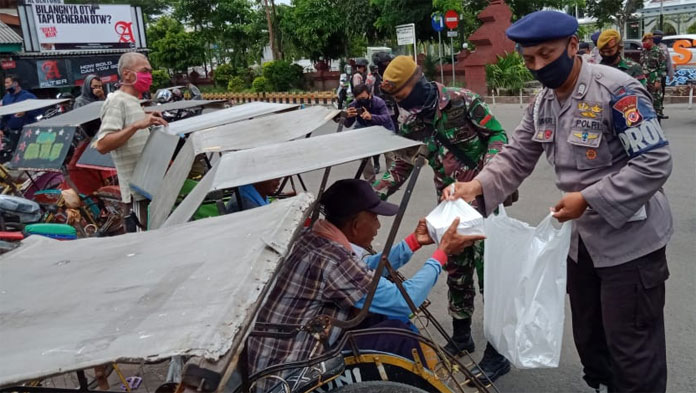 Brimob-TNI Bagikan Nasi Bungkus ke Warga Terdampak Covid-19