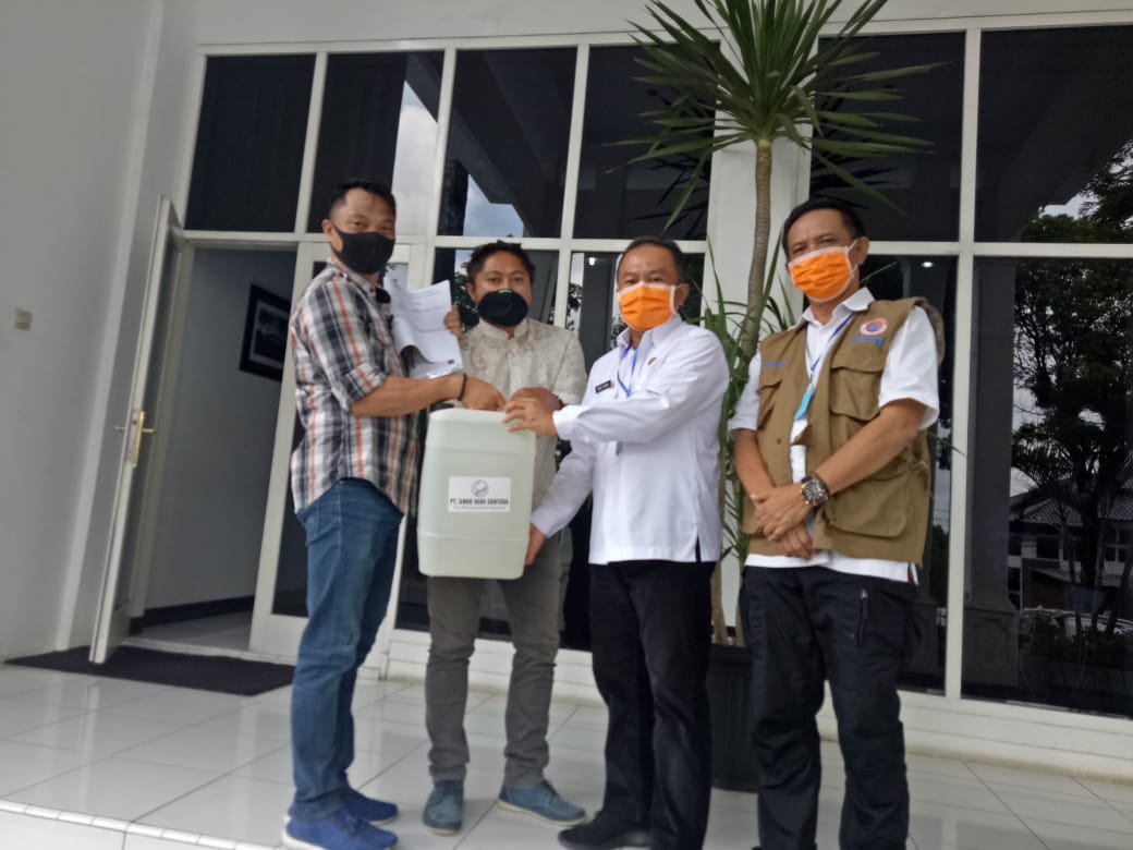 PT Sinde Budi Sentosa Beri Bantuan APD, Disinfektan dan Hand Sanitizer