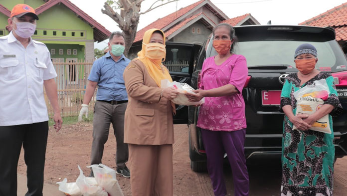 DP3A Indramayu Bagikan Masker dan Beras untuk Perempuan