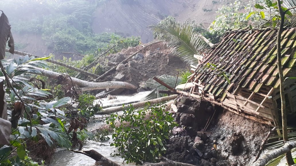 Banjir Bandang Melanda Desa Ciberung