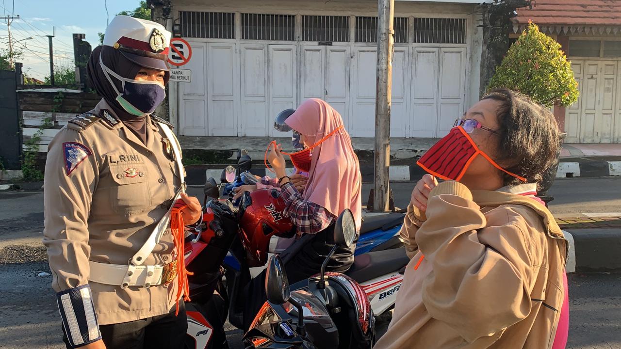 Operasi Keselamatan Lodaya, Polantas di Majalengka Bagikan Masker Gratis