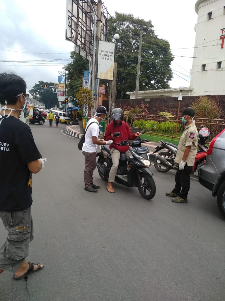 Poki Bagikan Masker dan Hand Sanitizer kepada Pengguna Jalan