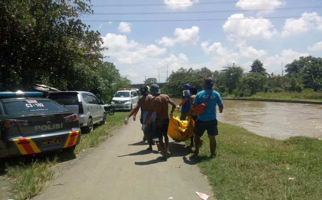 Warga Widasari Geger Penemuan Mayat Pria Membusuk di Sungai Cimanuk