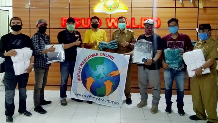 Lawan Covid-19, Wartawan Online Cirebon Bantu APD untuk Tim Medis RSUD Waled