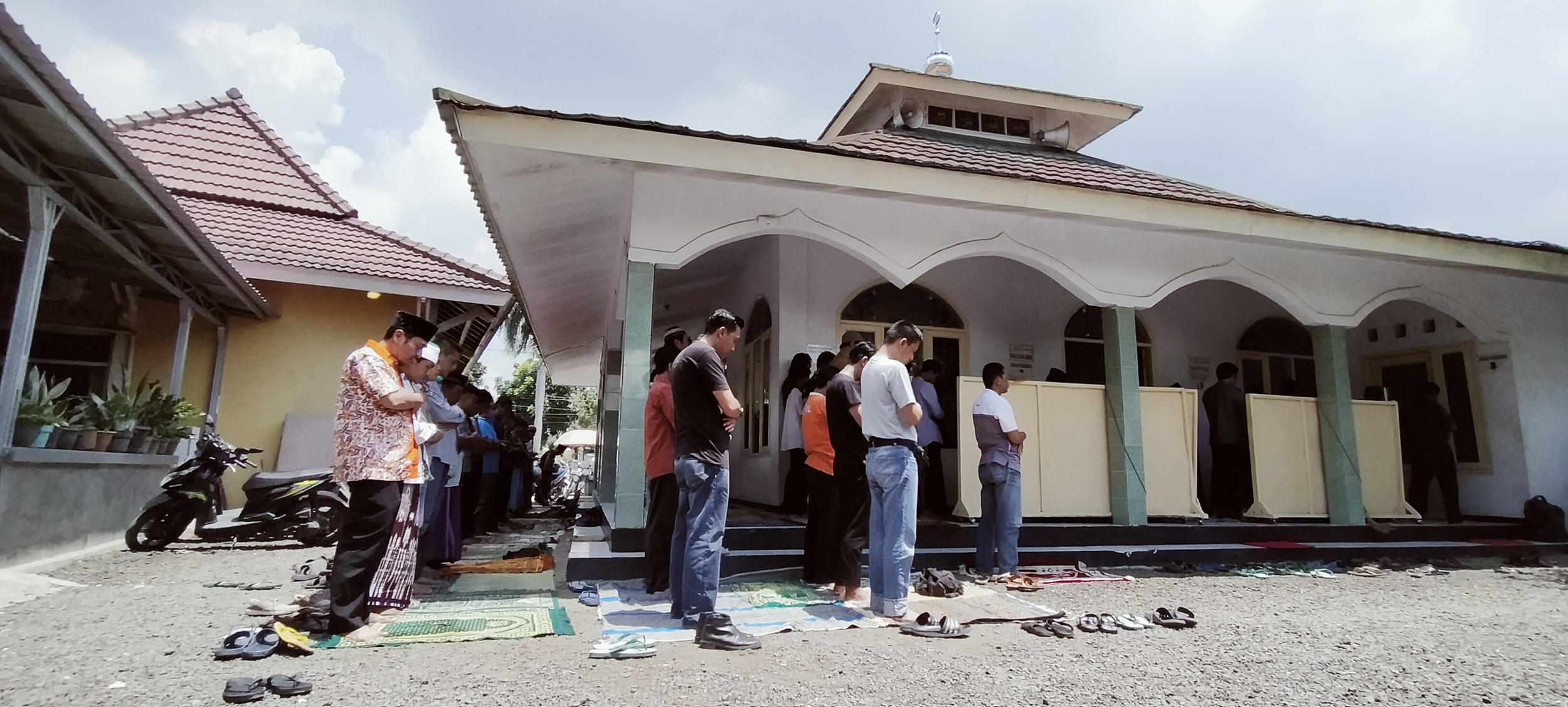 Jamaah Salat Jumat Membeludak di Masjid Darul Abror