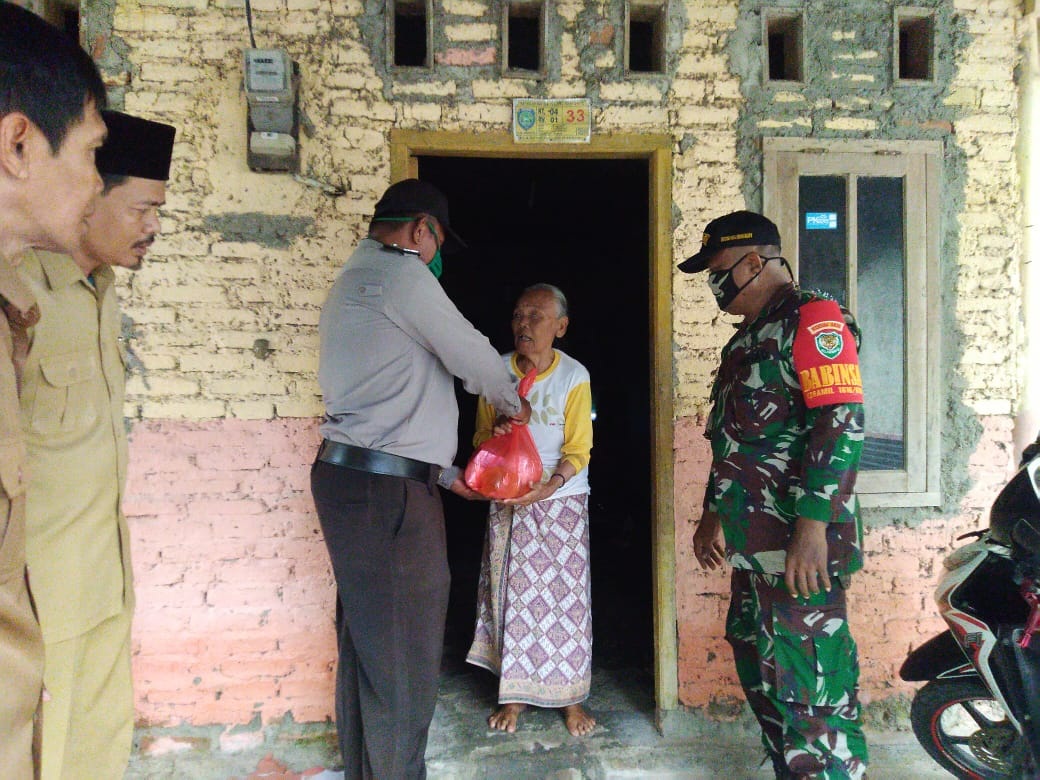 Door to Door, TNI-Polri Bagi Sembako Peduli Jompo