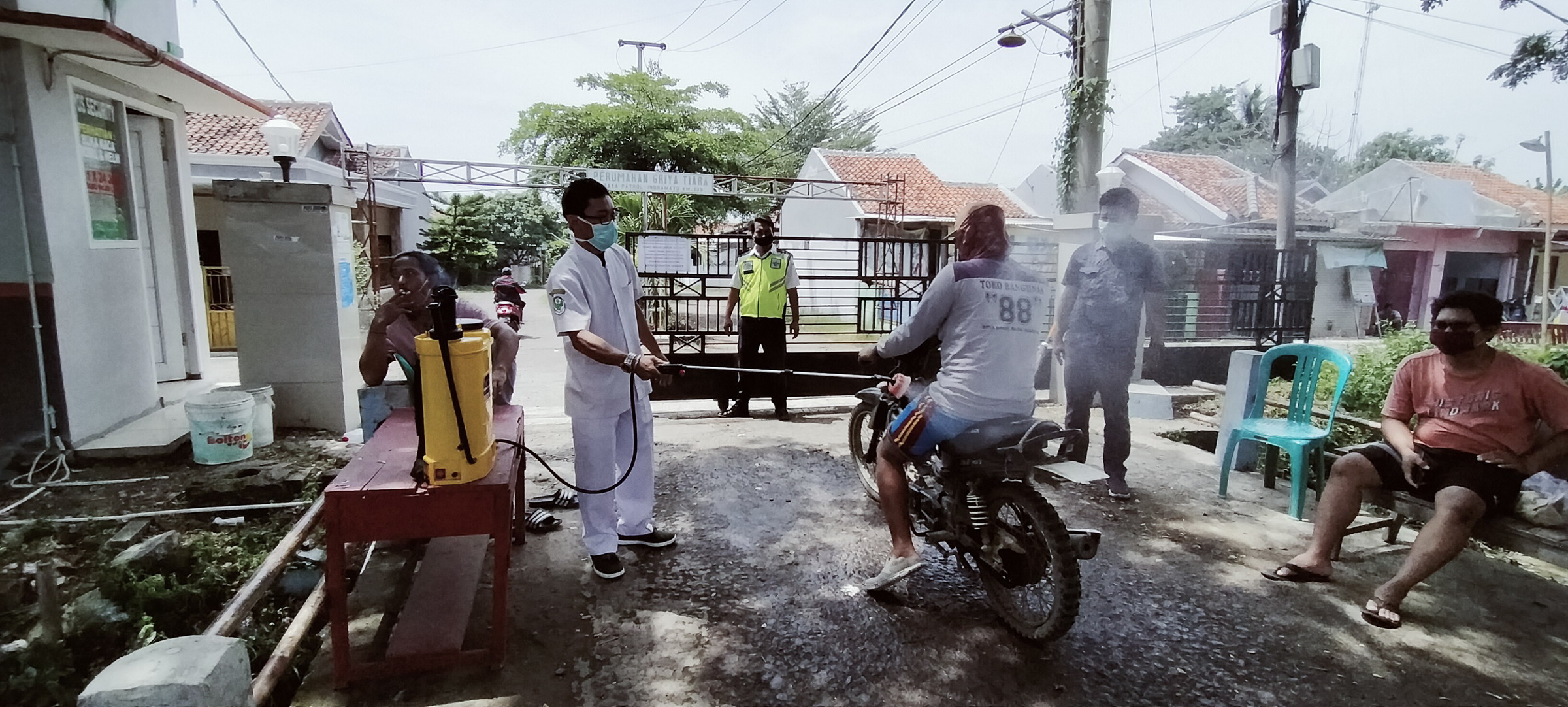 Masuk Perumahan BTN Griya Tiara Bugel, Warga Disemprot Disinfektan