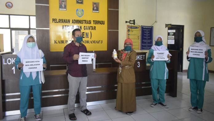 Kreativitas Pelajar SMKN 1 Gantar: Produksi Hand Sanitizer Lalu Dibagikan Gratis