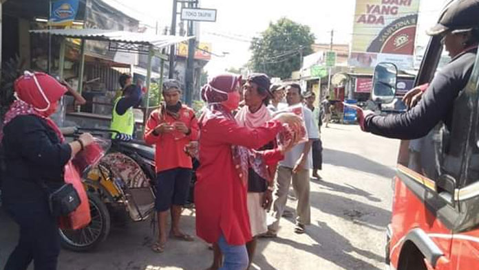 PDI Perjuangan Kabupaten Cirebon Bagi-bagi Masker Cegah Covid-19