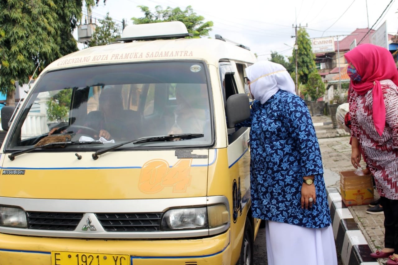 Sebar Sembako, Ika Turun Datangi Tukang Parkir dan Ojol