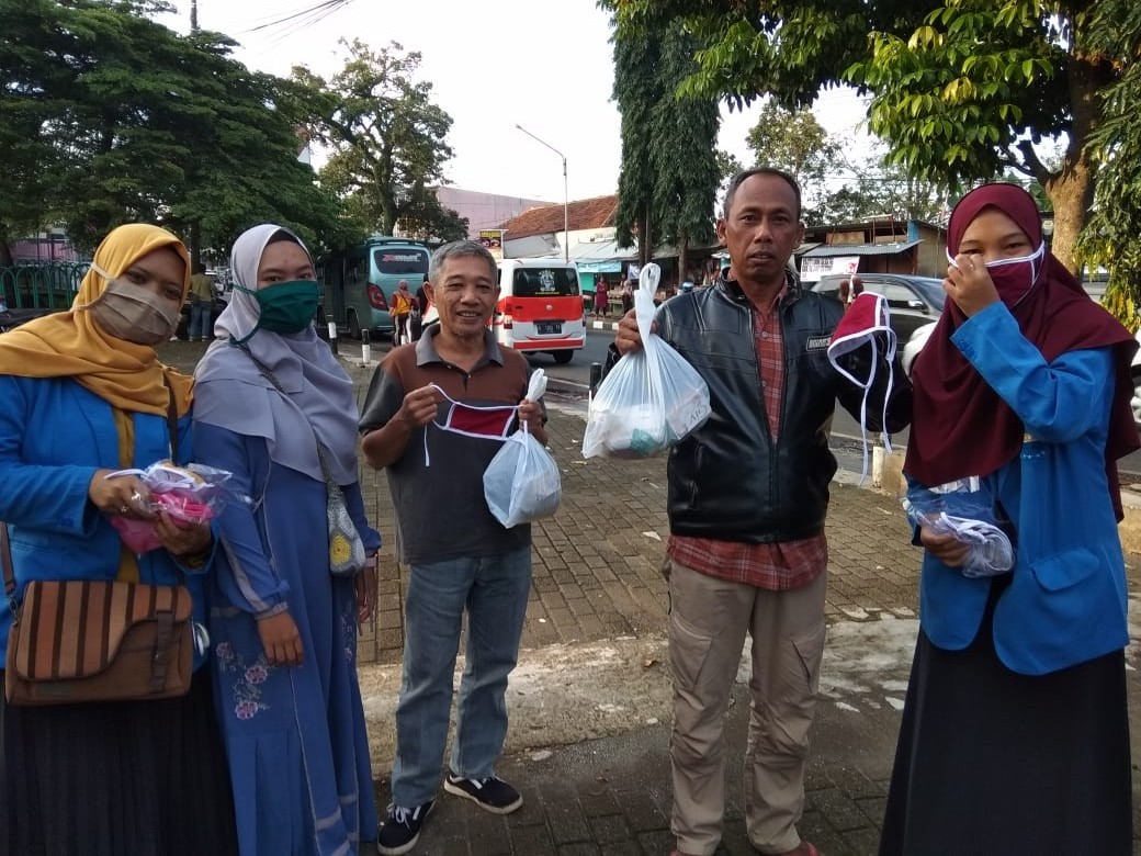 PMII Berbagi Masker dan Sembako