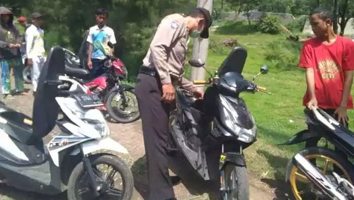 Polisi Geledah Konvoi Pelajar SMA Pesta Kelulusan