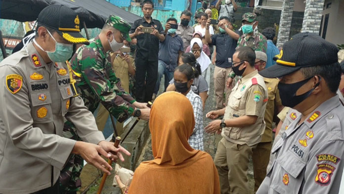 Ringankan Beban Warga Terdampak Covid-19, TNI-Polri Buka Dapur Umum