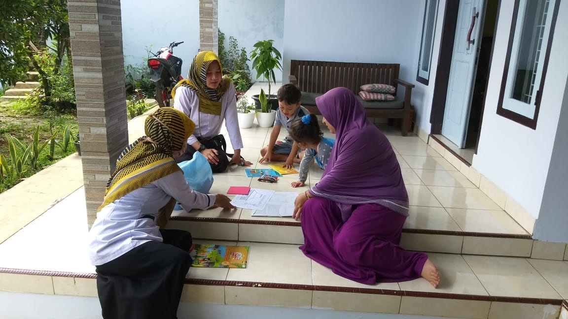 RA Al-Hidayah Bagikan Masker dan Buku