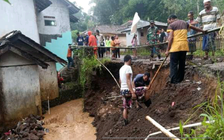 Jalan Desa Ciherang-Tinggar Longsor