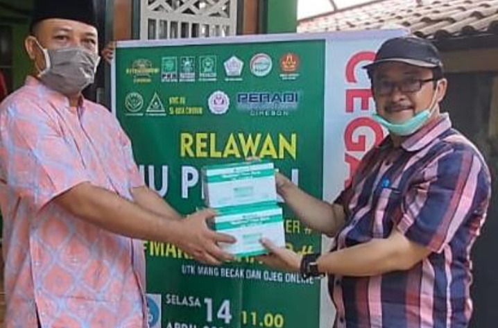 Anggota DPRD Jabar Sidkon Djampi Bagikan Masker bagi Perawat di Indramyau dan Cirebon
