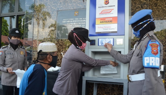 Polresta Cirebon Bantu Masyarakat Terdampak Covid-19 Melalui ATM Beras