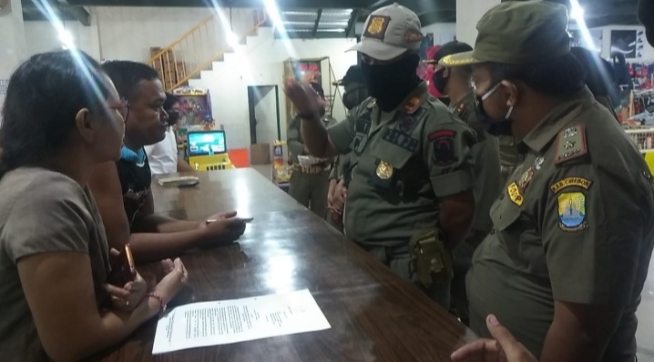 Cegah Penyebaran Corona, Satpol PP Sisir Minimarket-Remaja Nongkrong