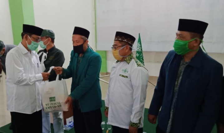PCNU Kota Cirebon Bagikan 500 Paket Sembako bagi Masyarakat Terdampak Covid-19