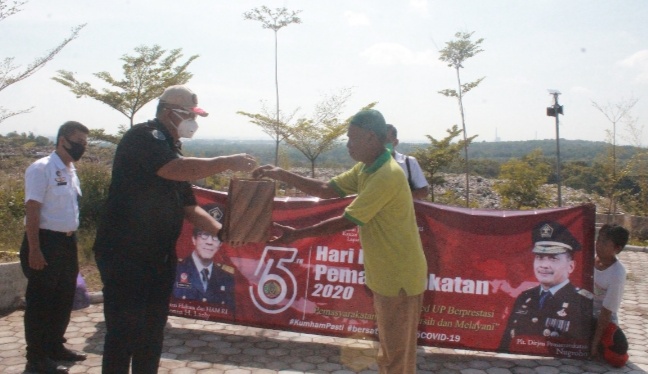 Cegah Covid-19, Lapas Kesambi Cirebon Bagikan Masker Gratis bagi Warga Sekitar TPA Kopiluhur