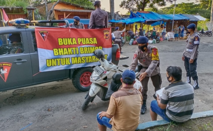 Hari Pertama Puasa, Yon C Pelopor Satbrimoda Jabar Bagikan Takjil