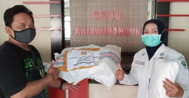 Yanu Peduli Serahkan Bantuan APD untuk Tim Medis Covid-19 RSUD Arjawinangun