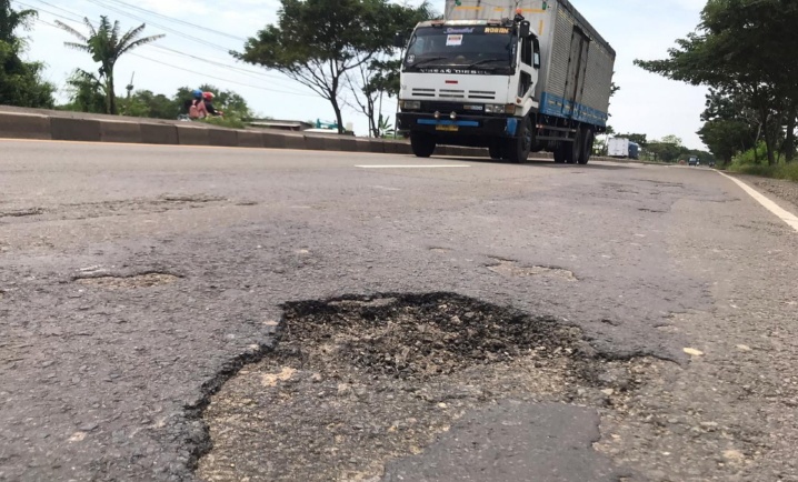 Hati-hati, Jalan Pantura Sudah Banyak Lubang dan Tumpahan Cairan Residu Batu Bara