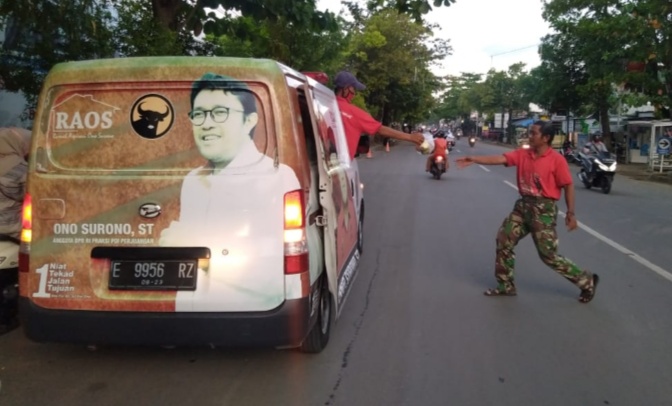 Bagikan Nasi Bungkus, Nina Da’i Bachtiar Ingin Ringankan Beban Warga