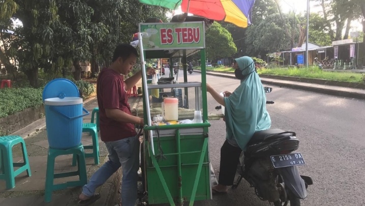 Meski Berkurang, PKL Tetap Jualan Takjil saat Pandemi