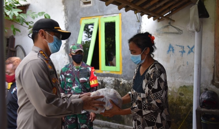 Polresta Cirebon Bagi Ratusan Paket Sembako Ke 6 Desa di Kabupaten Cirebon