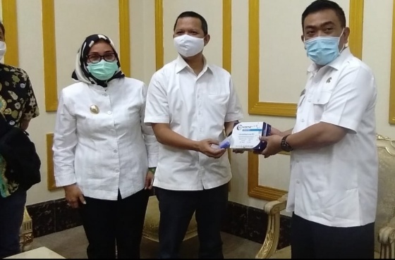 Enggar Salurkan APD untuk Pemkot Cirebon, Serukan Pengusaha Saling Bantu Atasi Covid-19