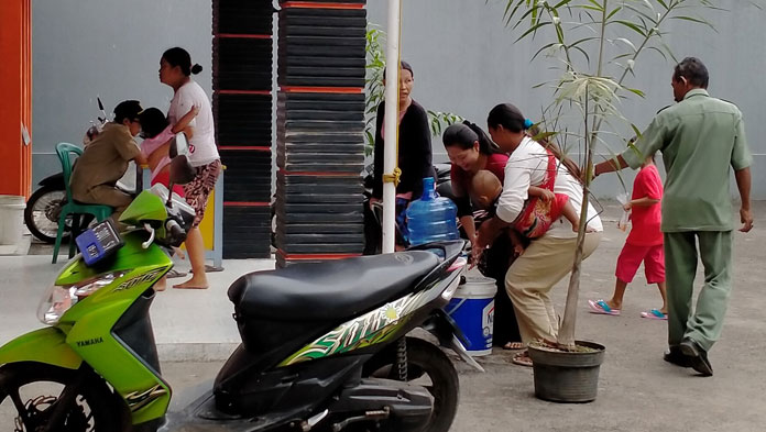 Ramai-ramai Warga Anjatan Minta Surat ke Pemdes agar Pembayaran Cicilan Utang Ditangguhkan