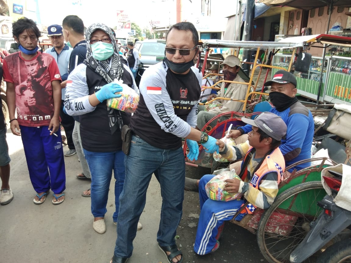 Nmax dan Xmax Riders Bagikan Sembako dan Masker