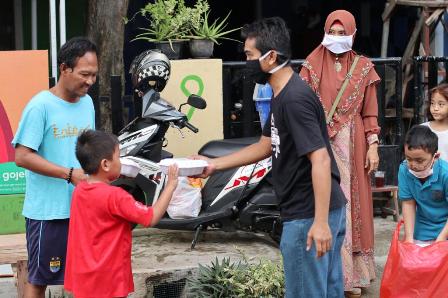 Alumni SMANSA’94 Gelar Baksos dan Bagikan Tajil