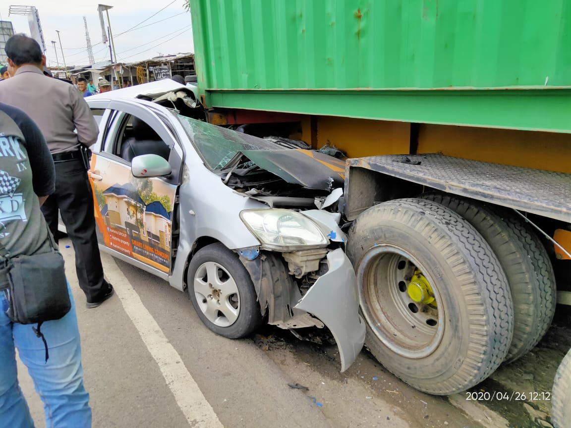 Vios Ringsek Seruduk Kontainer, Alhamdulillah Penumpang dan Pengemudinya Selamat