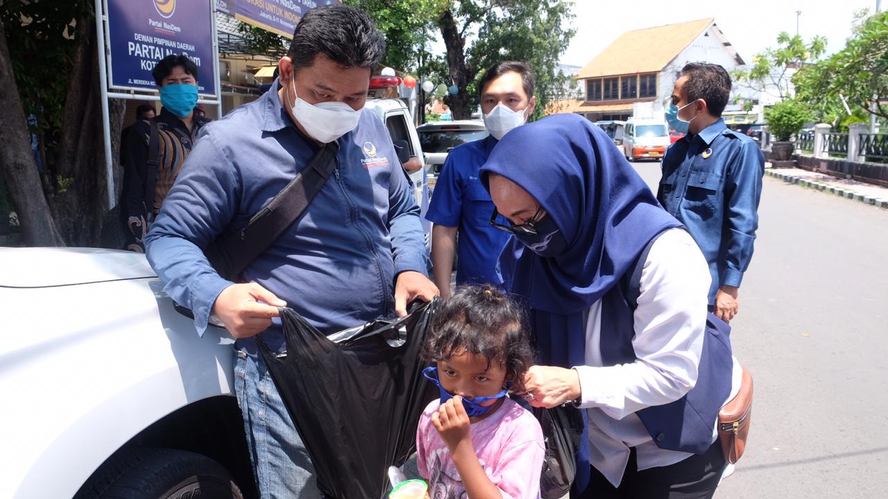 DPD NasDem Bagi-bagi Ribuan Masker