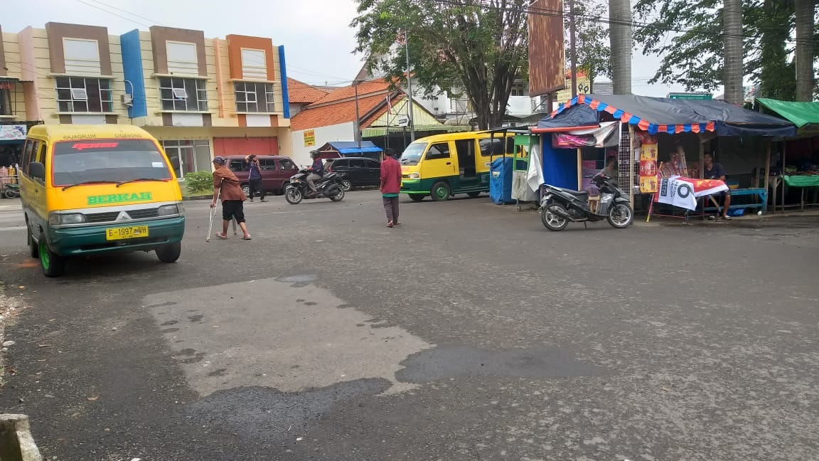 Covid-19, Pendapatan Sopir Angkot Anjlok