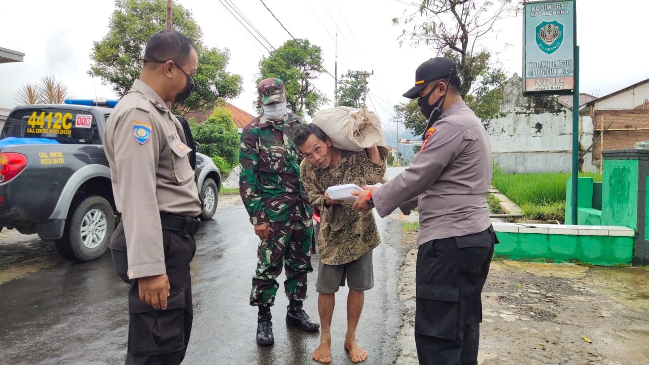 TNI-Polri Bagikan Nasi Kotak