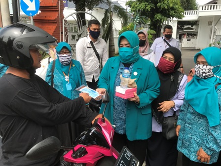 TP PKK Bagikan Masker