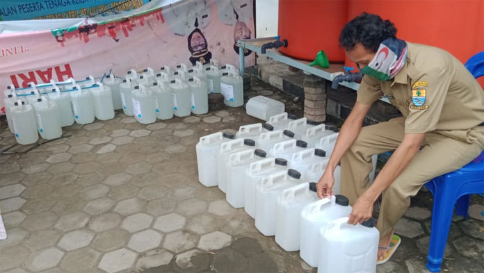 Peduli Covid-19, Disnaker Bagikan Disinfektan Gratis untuk Umum