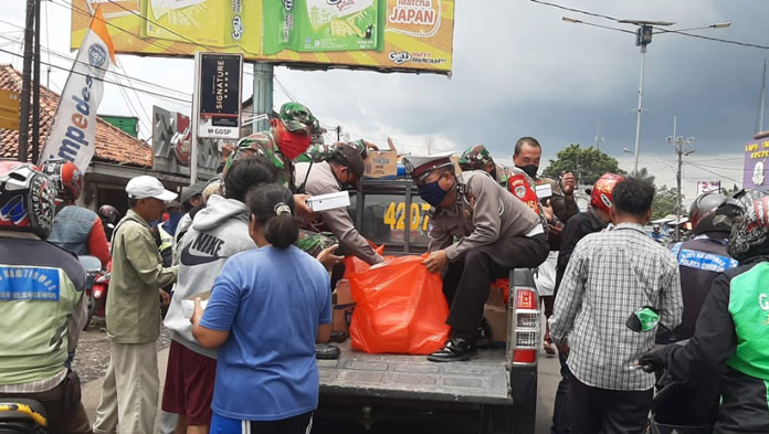 Sinergi Polsek Gempol-Koramil Palimanan Bantu Masyarakat Terdampak Covid-19