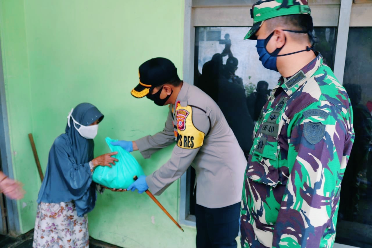 TNI-Polri Bagi Sembako di Cikijing