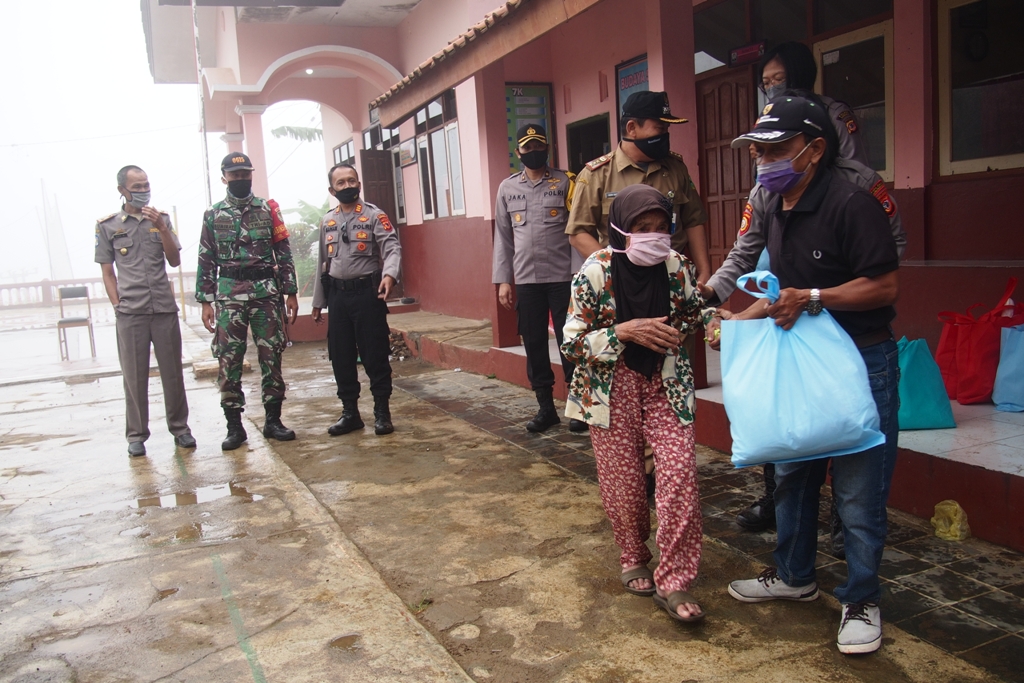 Polres Kuningan Bagikan 1.500 Sembako hingga Desa Terpencil