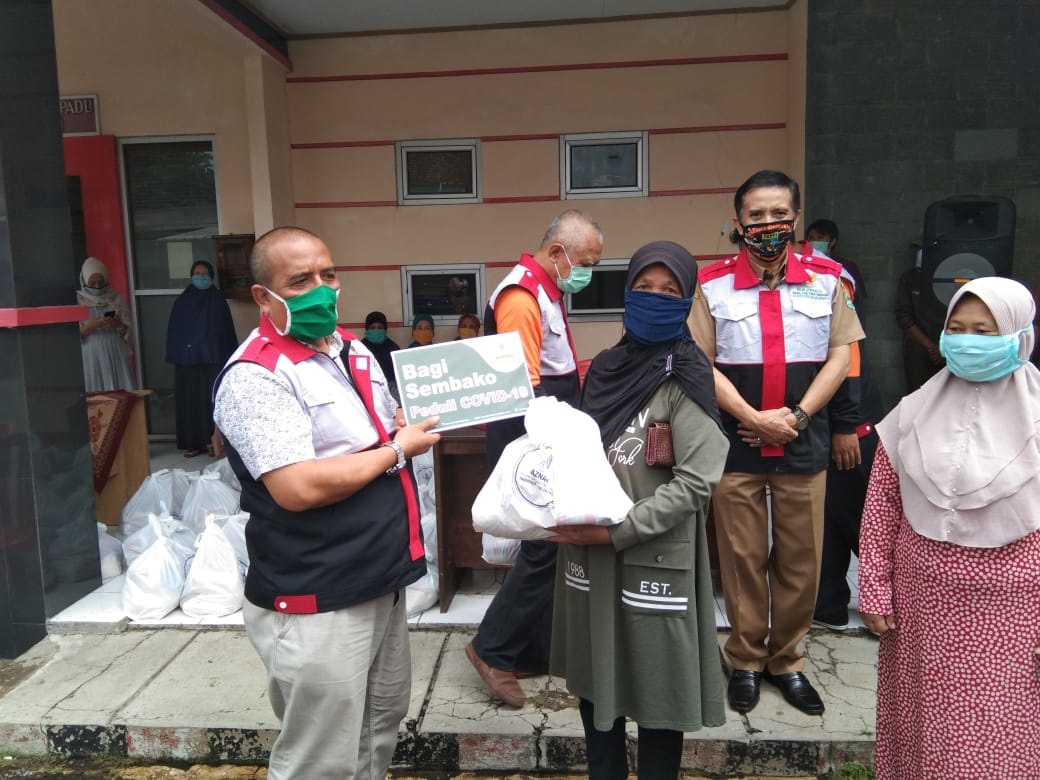 Bagi Sembako, Baznas Bantu Ribuan Pedagang Kecil