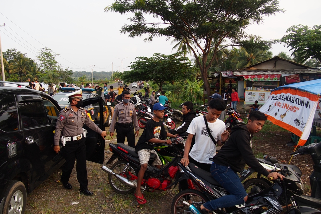 Polisi Bubarkan Kerumunan, Kesadaran Masyarakat terkait Virus Corona Masih Rendah