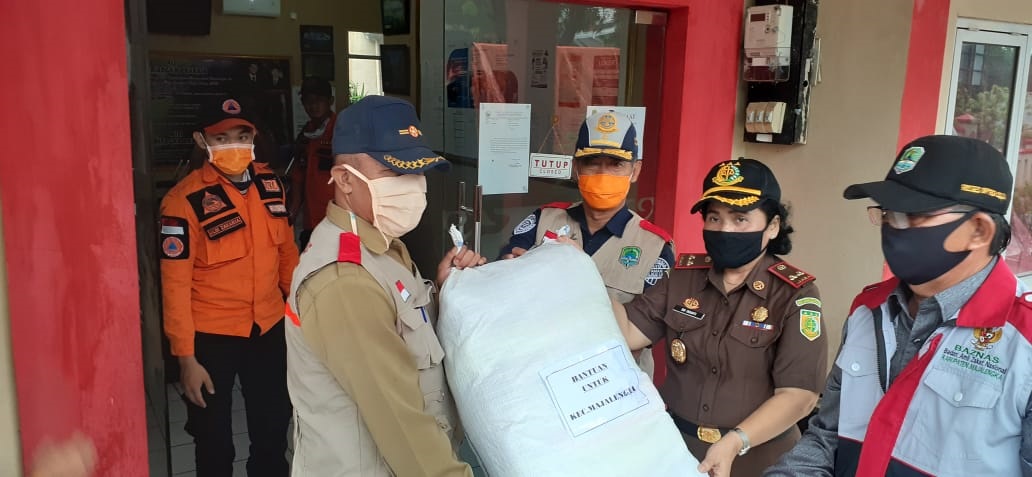 Bupati Karna Serahkan Masker ke Camat